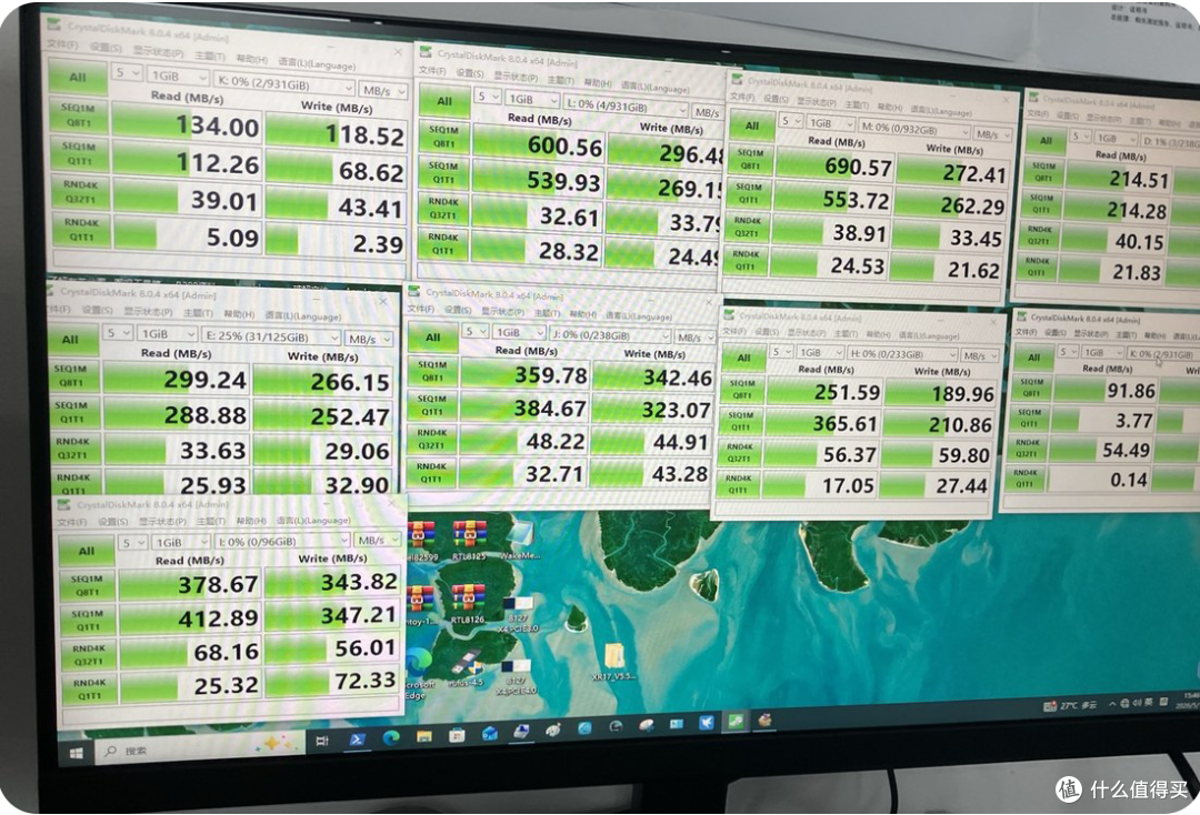 4 SATA + 3 USB-A + 2 Type-C 共九个存储接口同时挂盘、同时测速，全部正常识别、无掉盘