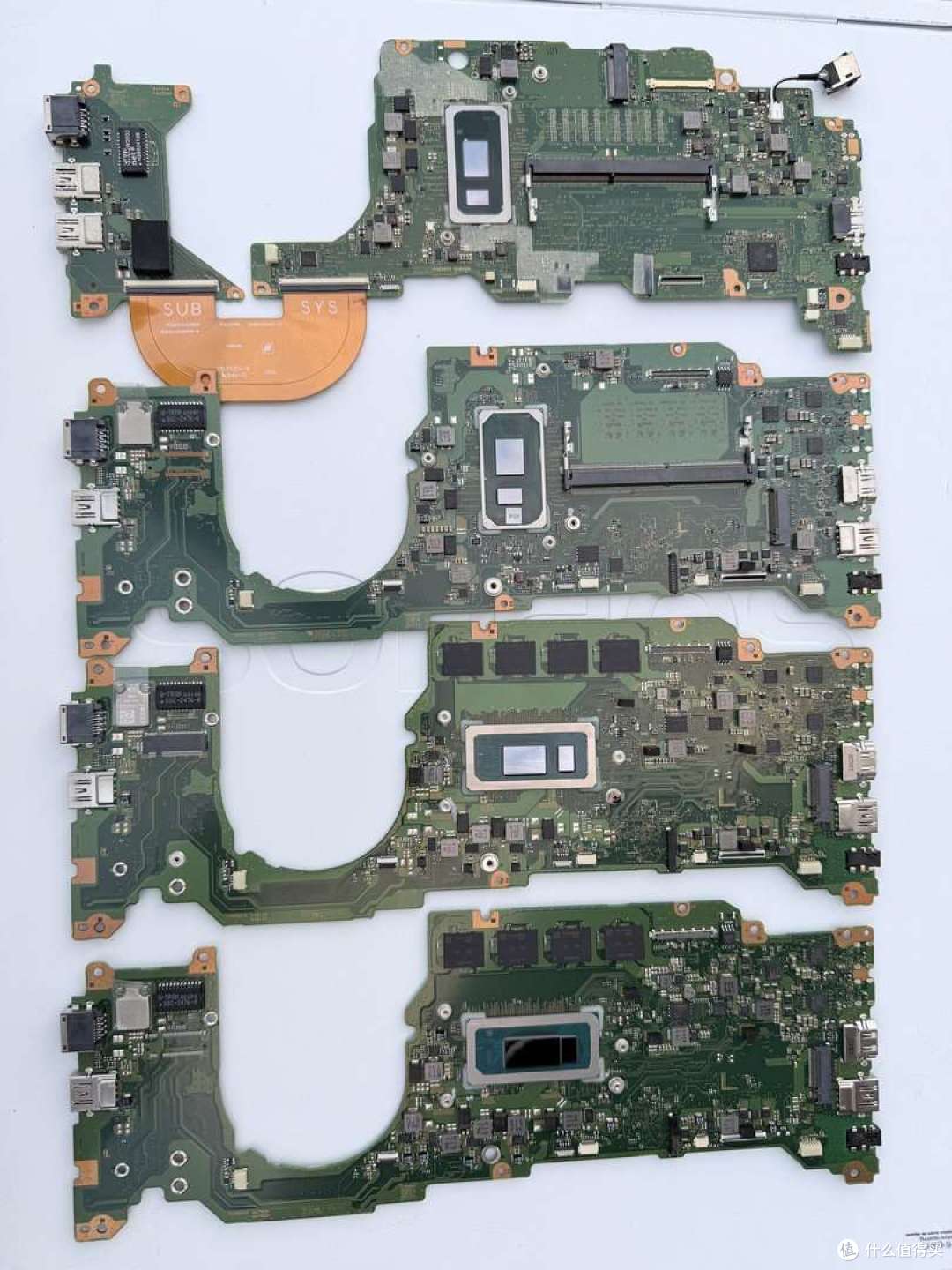 图 03 · 四块 G83 主板，正面对齐摆一行