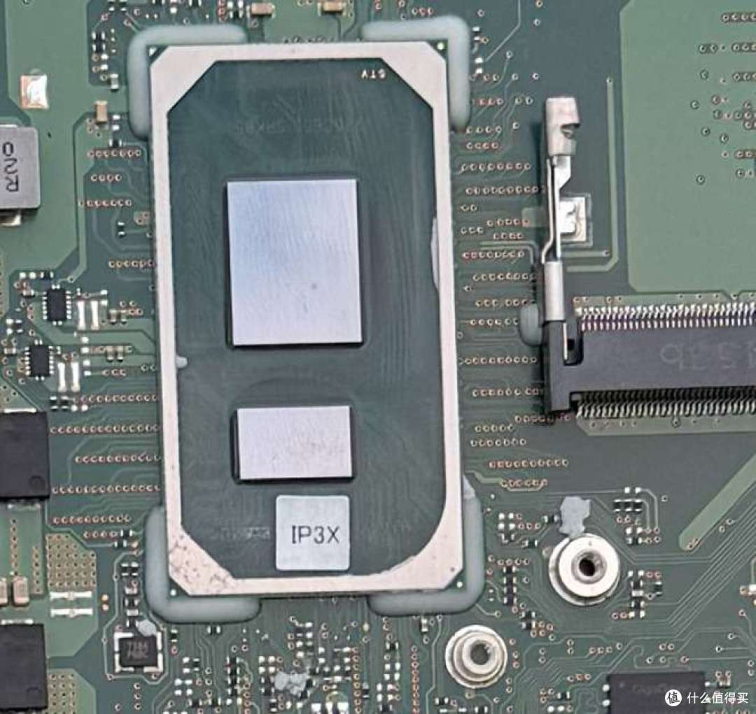 图 05 · 10 代 i5 板的处理器特写，右侧就是内存插槽