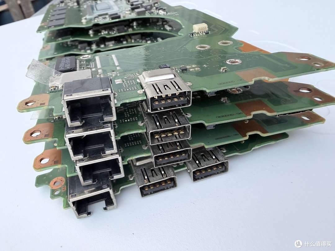 图 06 · 四块板叠起来，网口与 USB-A 的位置逐代在挪