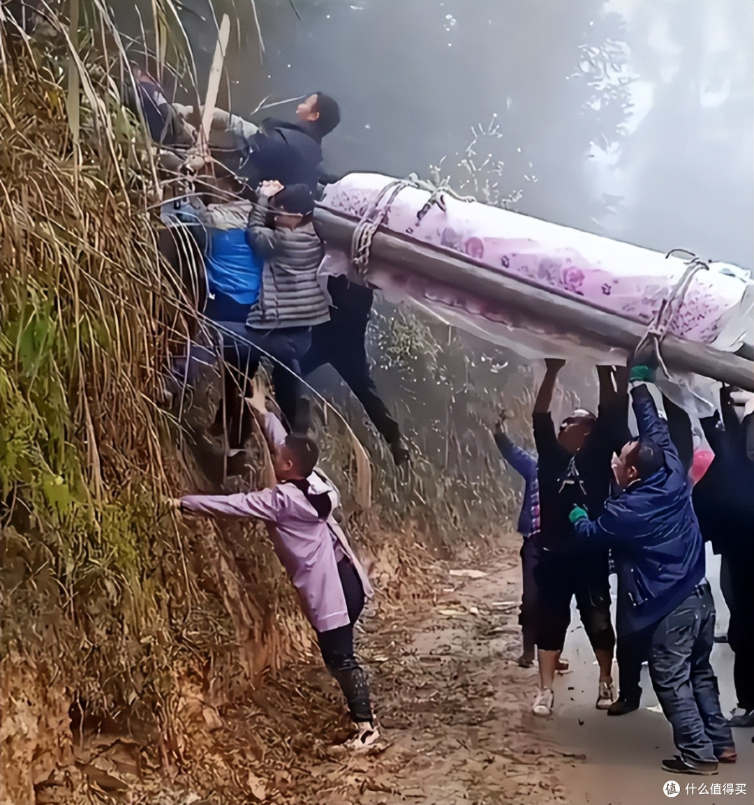 人力抬棺只要几千元,为啥要选2万的无人机抬棺?原因太现实了!