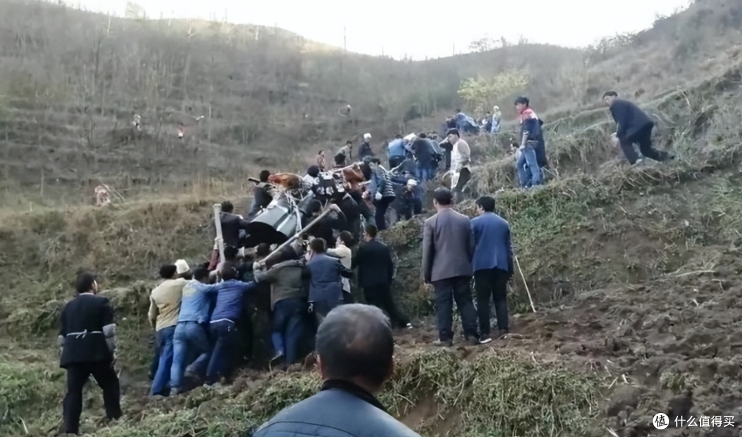 人力抬棺只要几千元,为啥要选2万的无人机抬棺?原因太现实了!