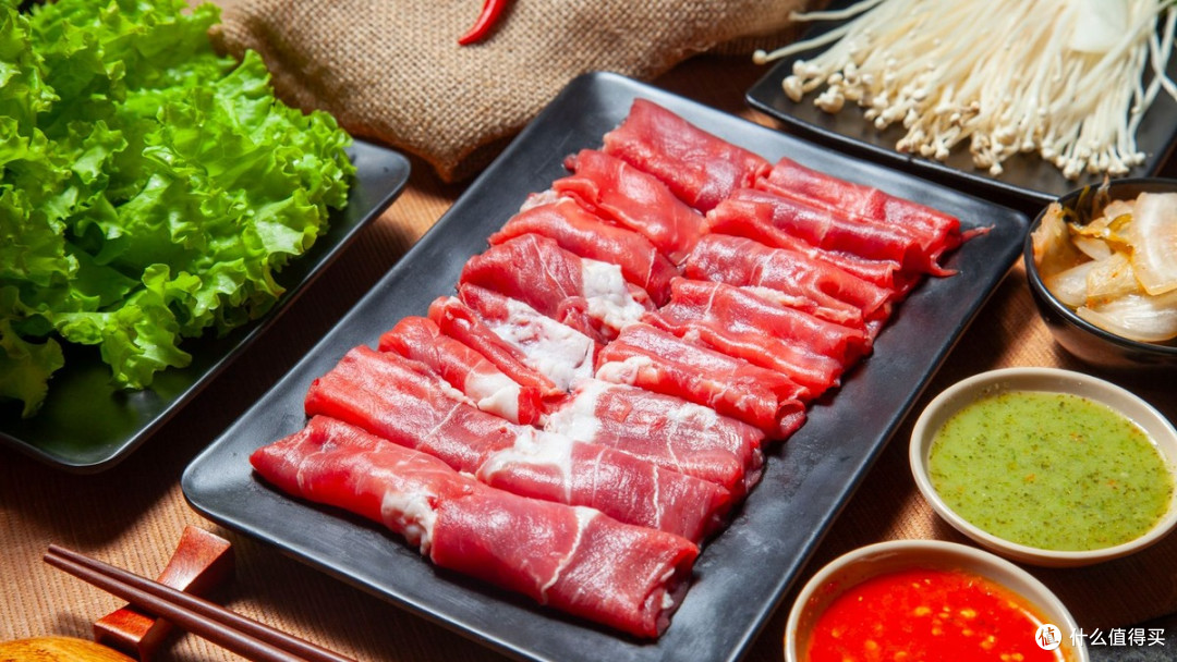 火锅底料和蘸料是隐形盐的大户，一顿下来很容易超标