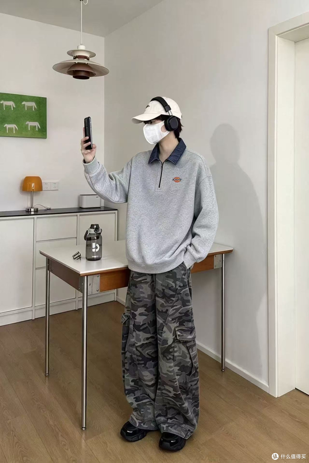 假两件翻领的松弛感，靠的是领口那截“内搭”