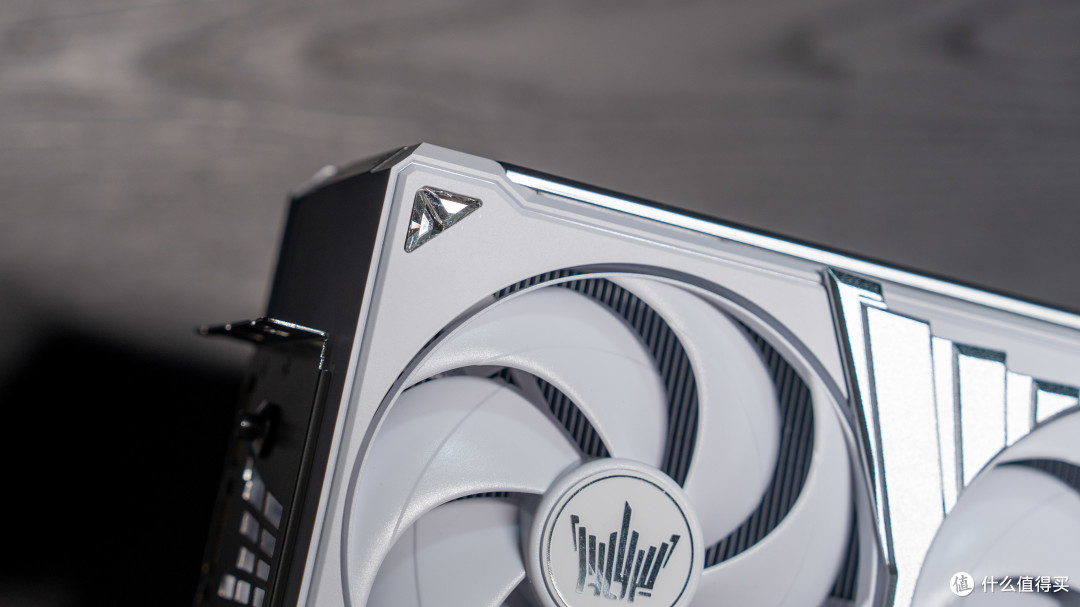 13颗施华洛世奇水晶加身!全新影驰RTX 5080 HOF Extreme显卡实测