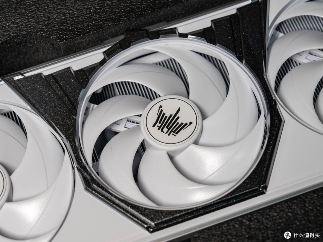 13颗施华洛世奇水晶加身!全新影驰RTX 5080 HOF Extreme显卡实测