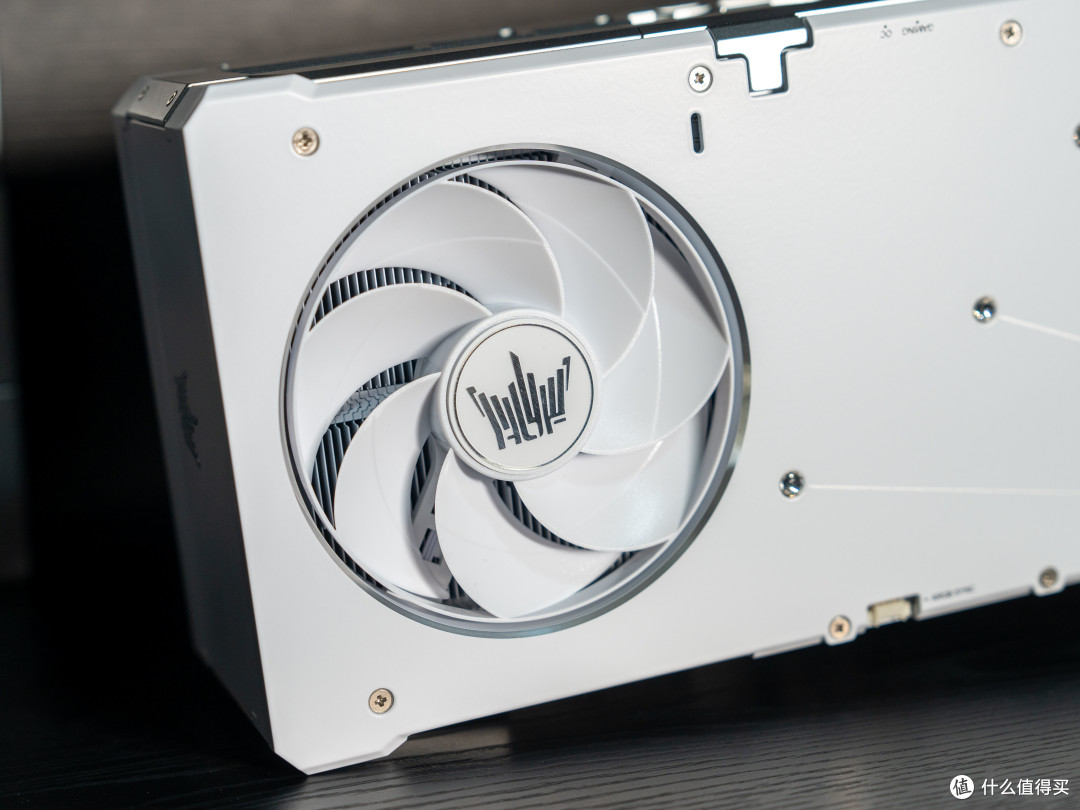 13颗施华洛世奇水晶加身!全新影驰RTX 5080 HOF Extreme显卡实测