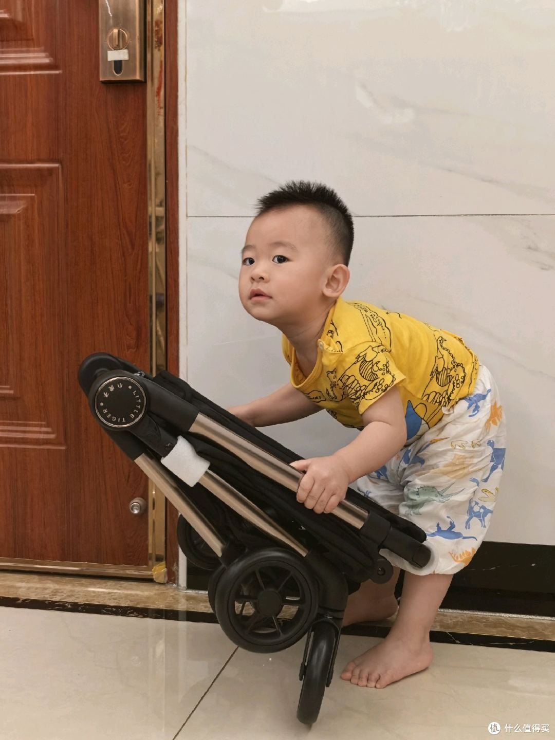 车身轻，调皮小孩尝试搬起来