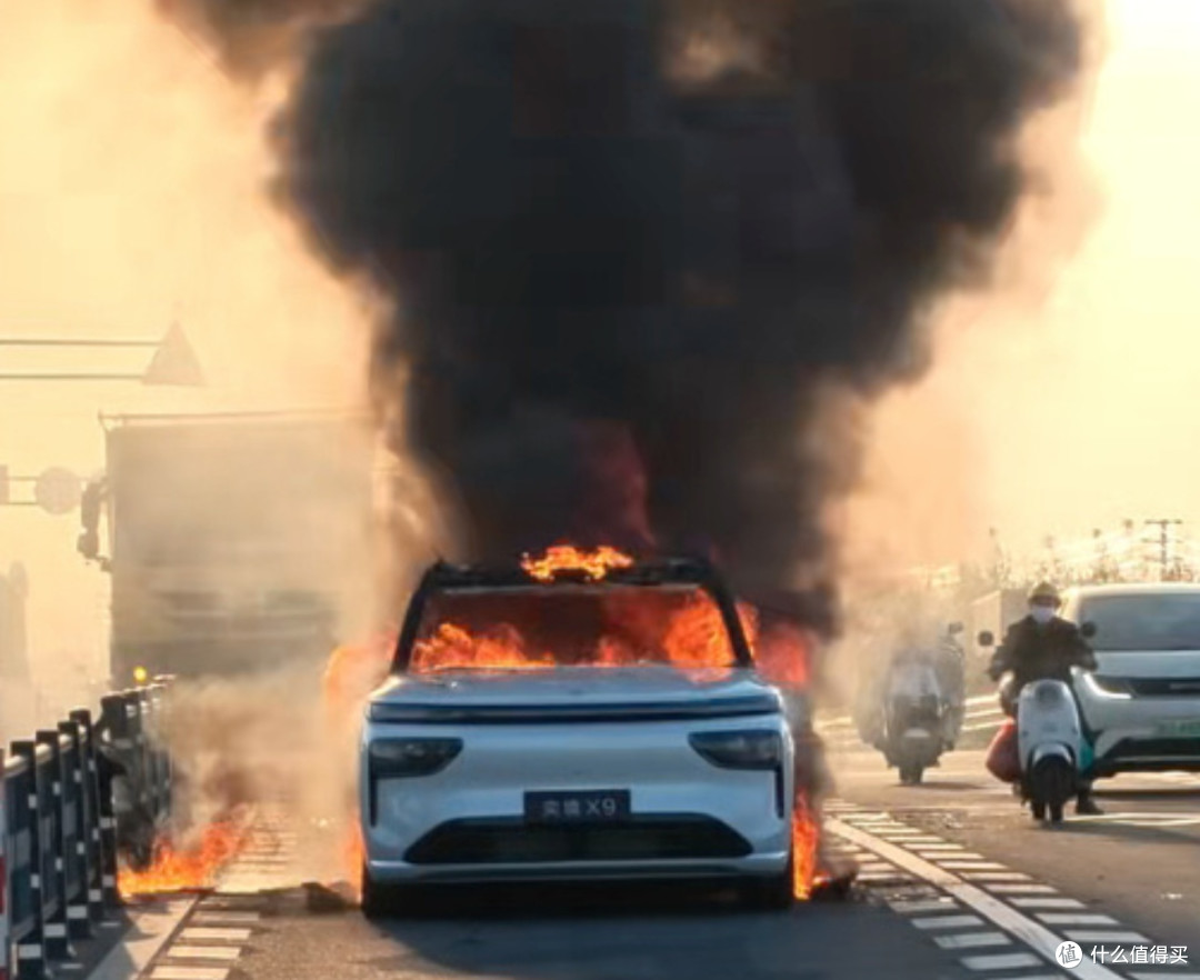 别看见火就喊电池烧了!奕境X9被撞起火,电池完好,车上人员平安