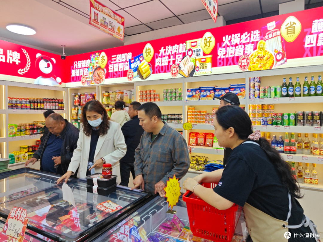 社区里的食材小店,成了不少家庭晚饭的 “中转站”