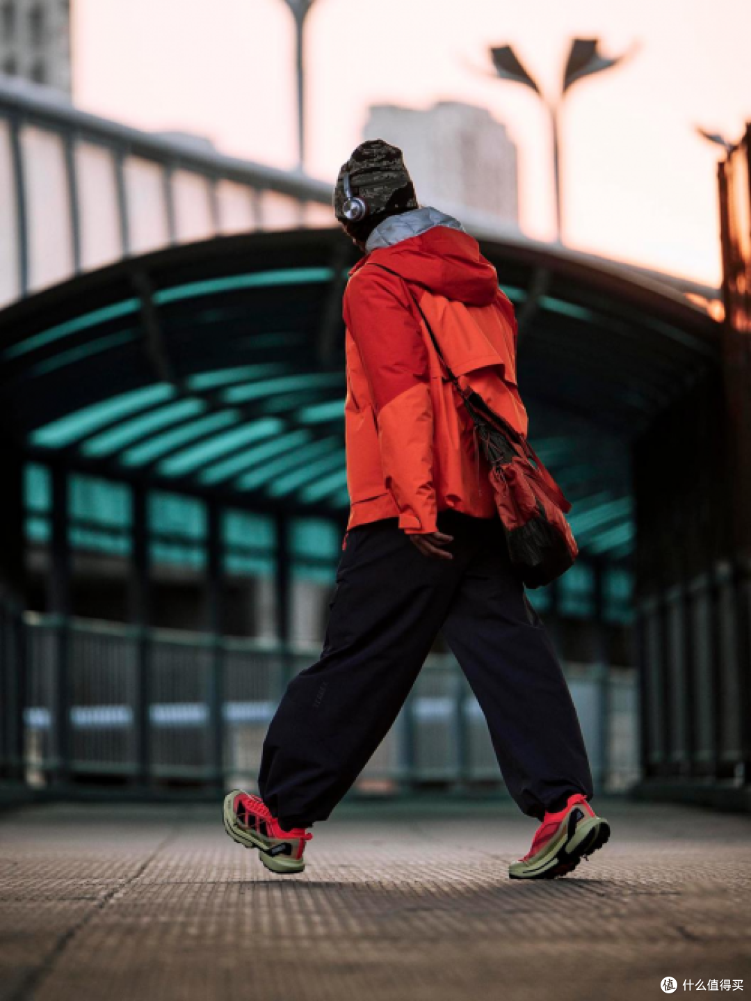 从城市早高峰到户外轻徒步：adidas山川里户外生活通勤与户外两穿