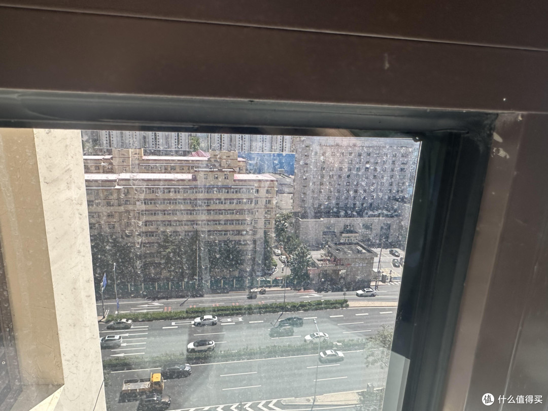 高层落地窗清洁方案深度解析