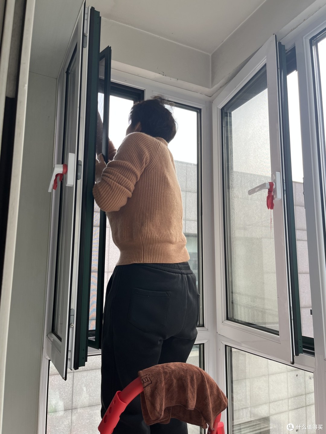 自家玻璃跪着擦,给妈家反倒不伸手,算双标吗?