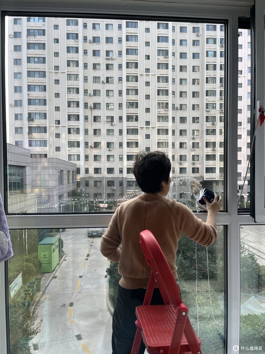 自家玻璃跪着擦,给妈家反倒不伸手,算双标吗?