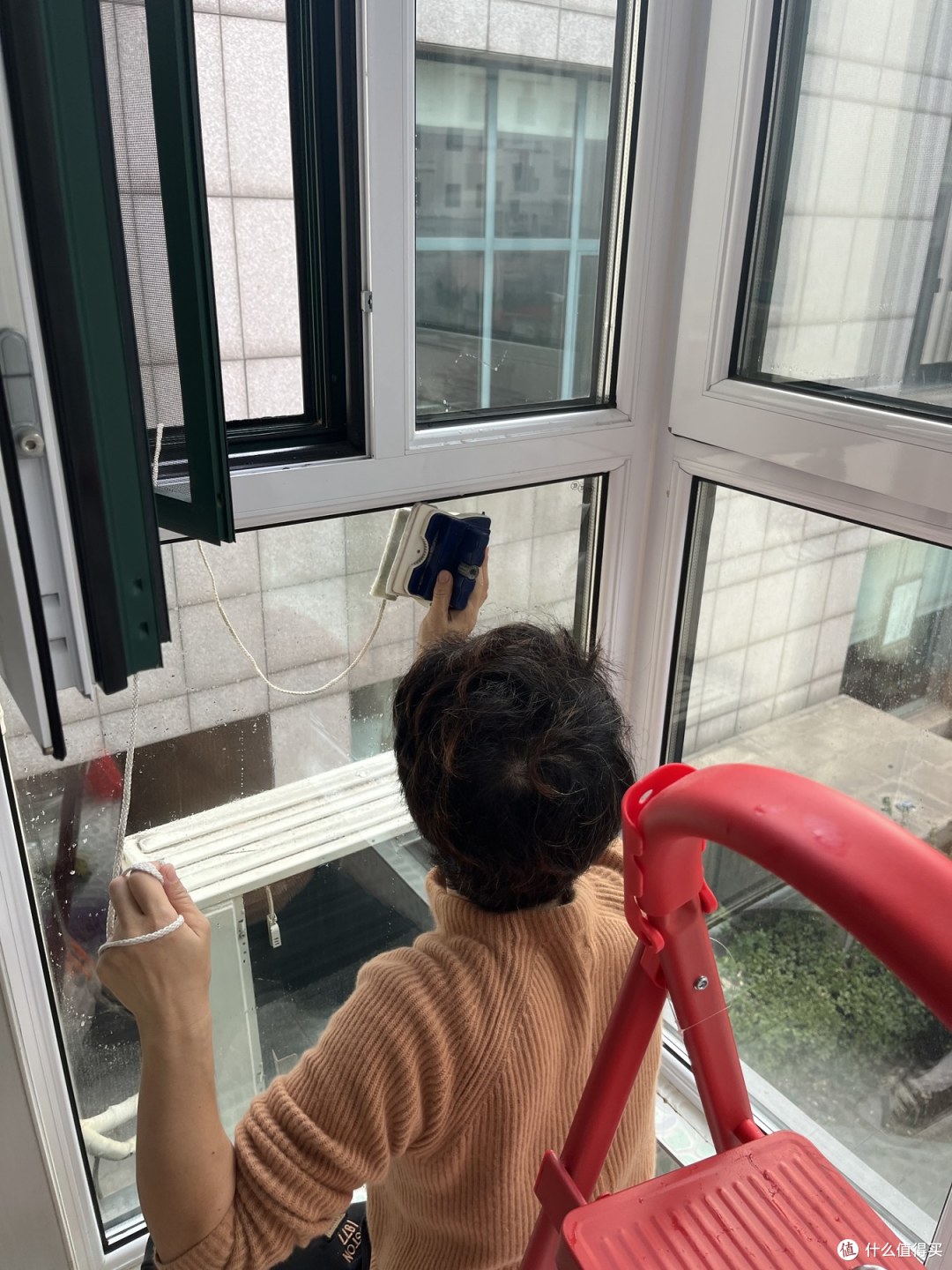 自家玻璃跪着擦,给妈家反倒不伸手,算双标吗?