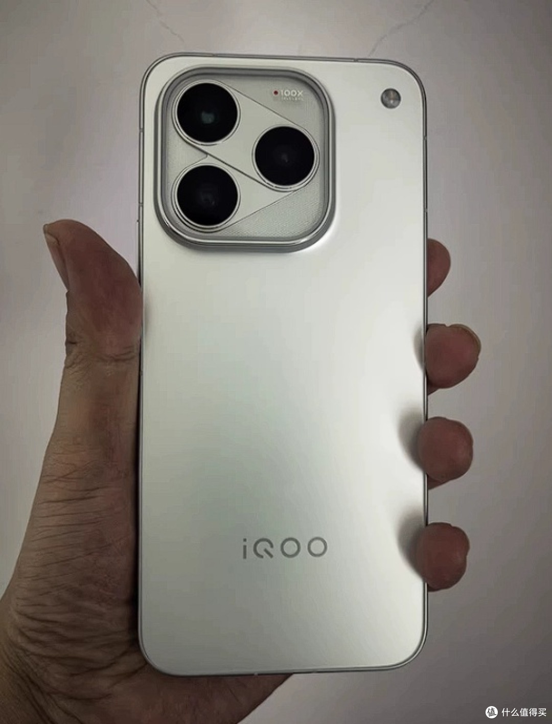 iQOO 16体验:2K直屏与8400mAh续航太顶