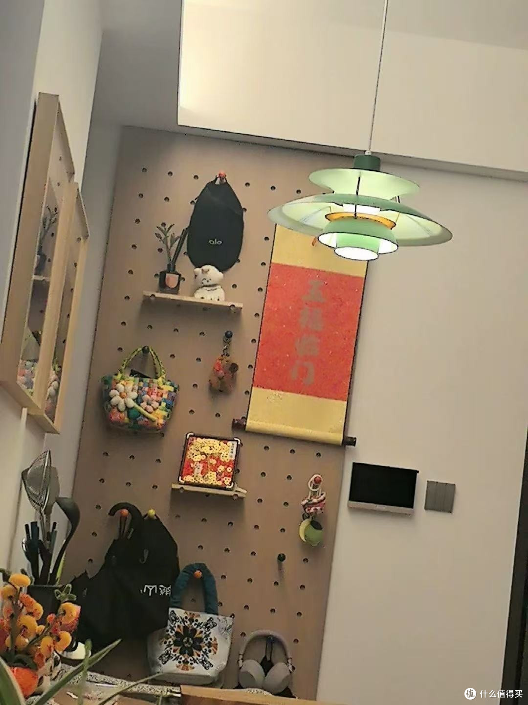 彩色火柴棒不只是装饰,它是洞洞板的“隐形支架”
