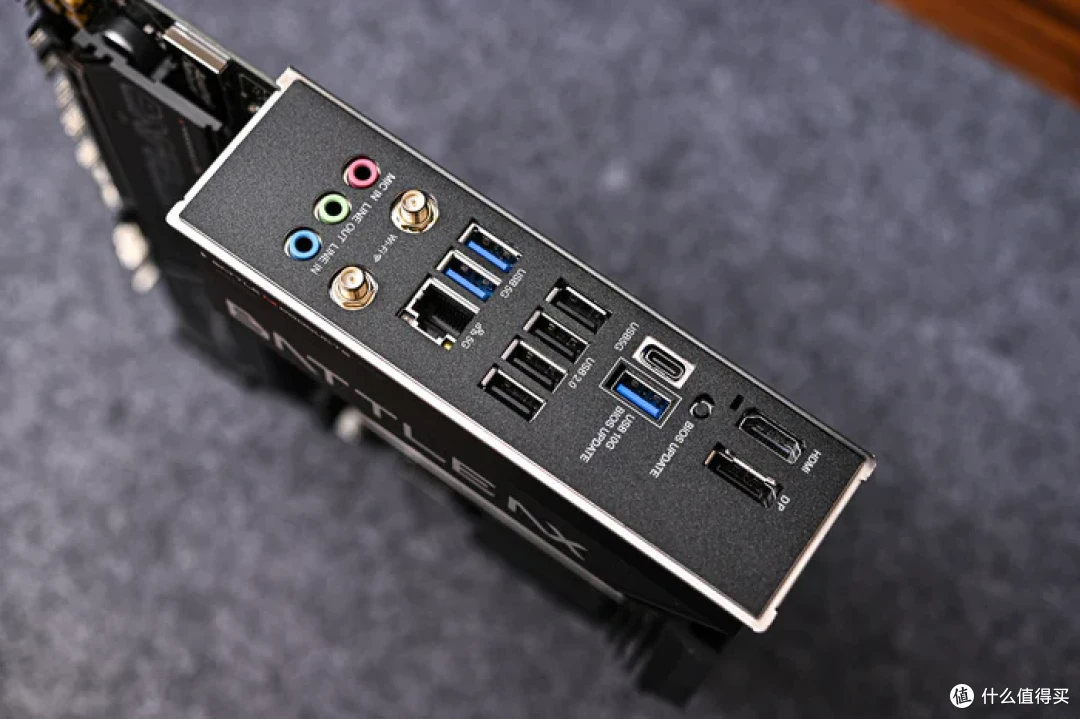 装一台黑金MATX——七彩虹 B850M 超级黑刃+追风者 XTV3 装机展示