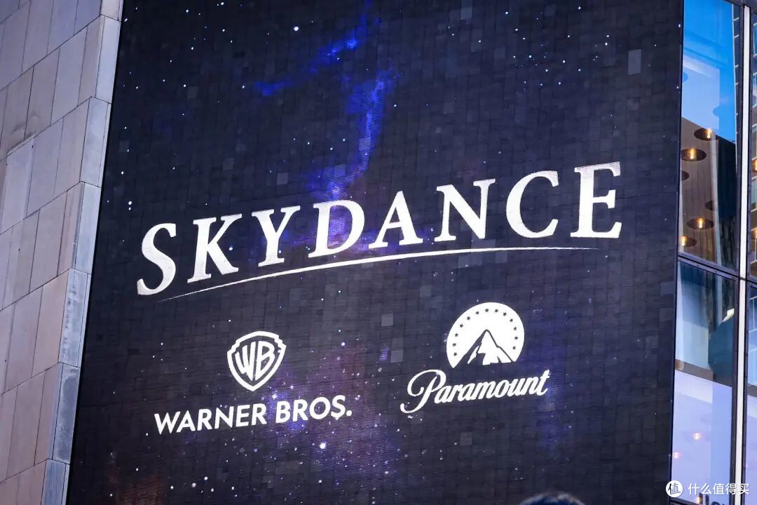 美国纽约时代广场，派拉蒙全球办公室外的广告牌展示Skydance、华纳兄弟和派拉蒙标志