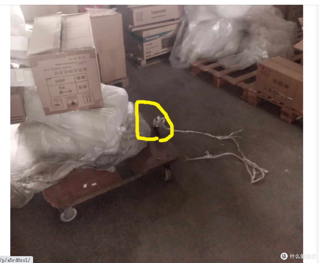 有了这么个门槛，我爸原来手搓的板车就不怎么方便了，因为省钱省原料（除了4个轮子没花过别的钱，底板是两块木板拼的，当中还有空档，背面用两根槽钢角铁固定，原本我爸还想装个手柄的，我说钻个洞栓根绳就能拉）