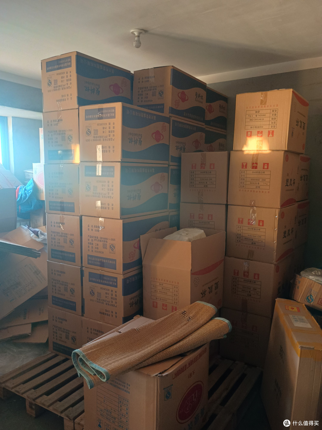 好在我平时都是拉这种杯子居多，一箱顶多7.5公斤，堆4层7箱虽然能勉强进电梯，但是大楼门口那个无障碍轮椅坡道上容易倒，所以我一般都是一次5箱也就75斤，一直这么勉强混着也过了两个月
