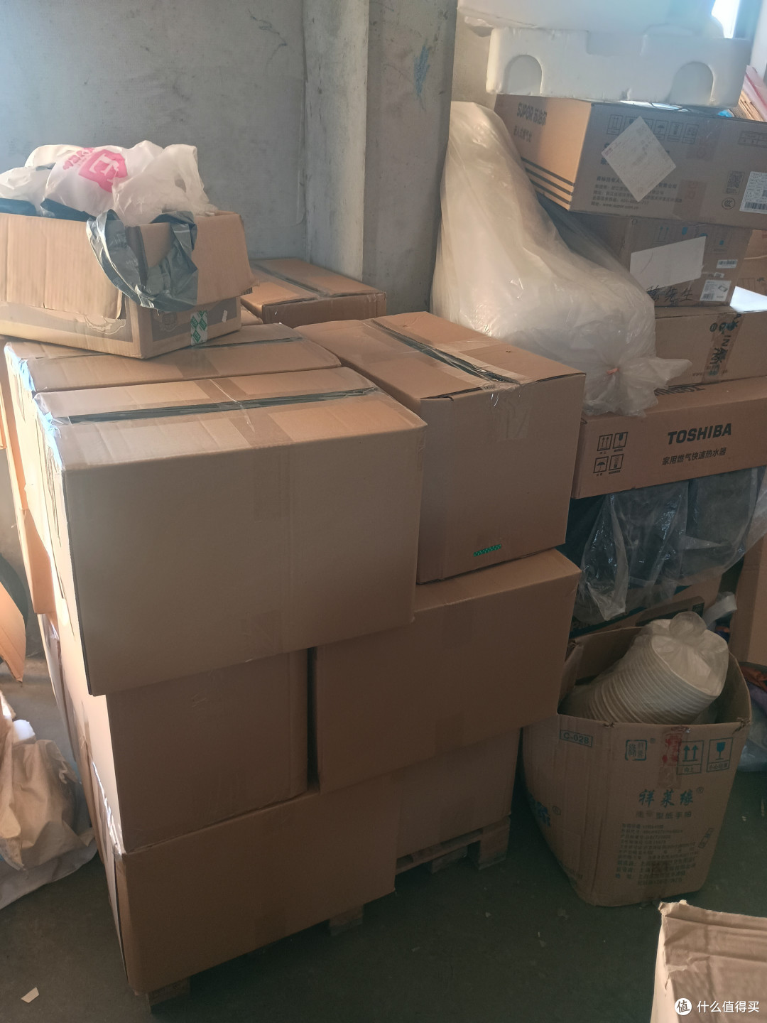 又是纸制品，我恨纸制品。。。这东西箱子不大，但是一箱14公斤，一车拉3箱我免费停车1小时内卸不完，所以铤而走险压了2层6箱，也就160多斤吧（所以你看我那个订单上写的承重多少斤都是虚的）