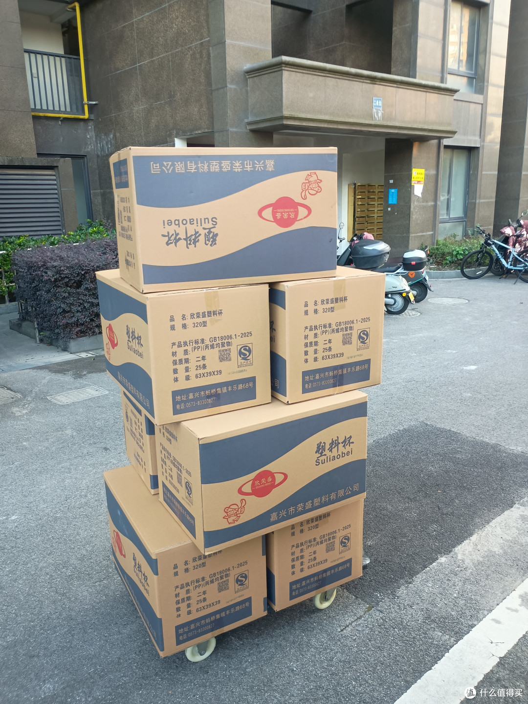 我之前在那篇折腾太阳能充电板的文章里提到过，原本一直给我供货的厂家改好了，最近又重新找了个厂，但是他家的箱子要比原先的低（长度增加了，宽和高都缩小），一次可以叠7箱不会倒
