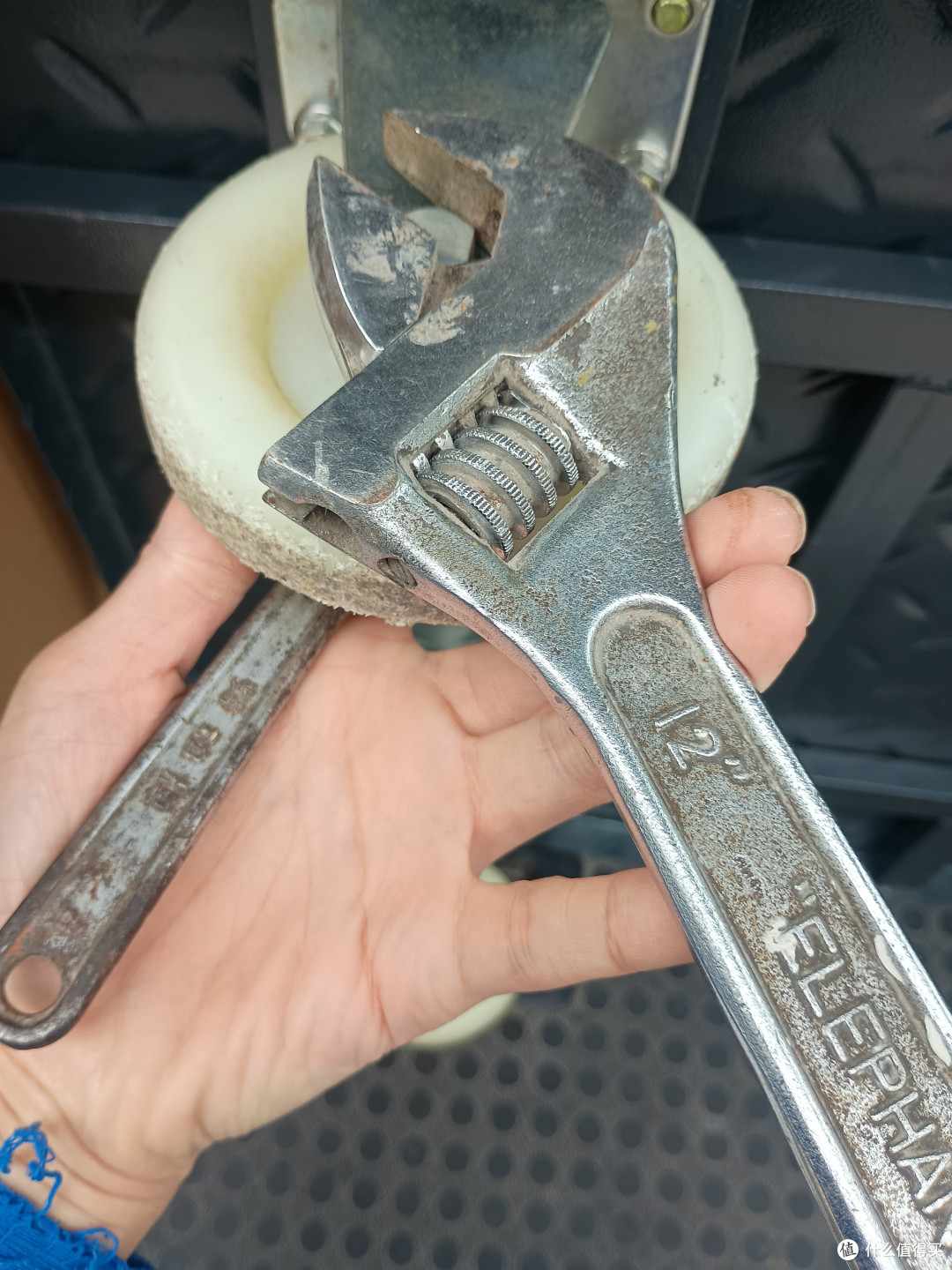 一把扳手锁住螺母，另一把逆时针拧螺丝，把旧的拆下来，