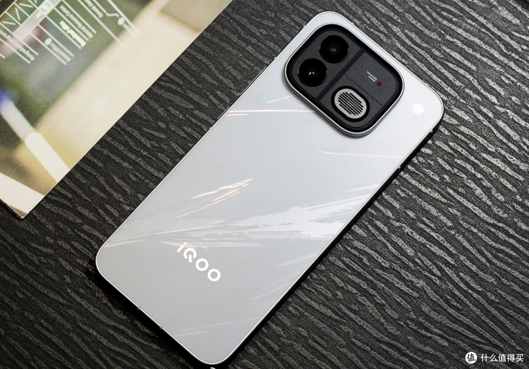 9000mAh+Q3超帧对决12070mAh+护眼屏,iQOO Neo12对比WIN RT2解析