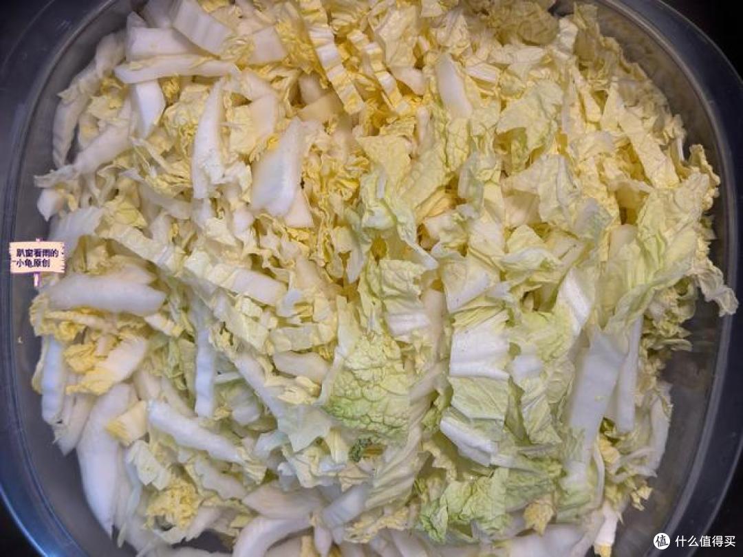 教你家庭版巧腌酸菜，就用大白菜和盐，方法简单，味儿也地道！