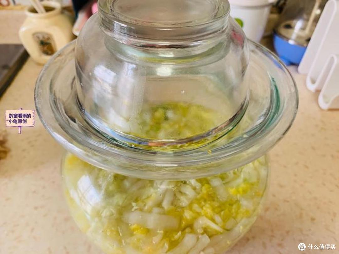 教你家庭版巧腌酸菜，就用大白菜和盐，方法简单，味儿也地道！