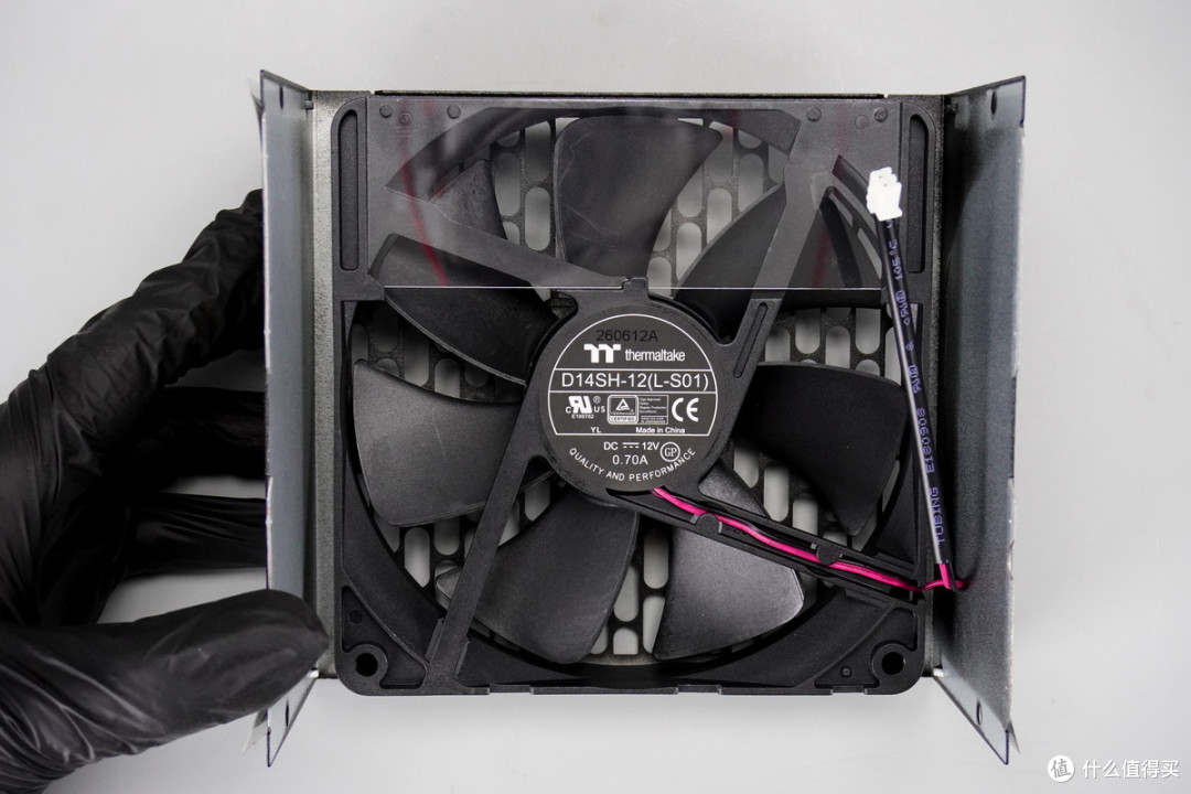 双PCIe5.1接口配置,曜越科技1200W金牌全模组碳化硅电脑电源拆解