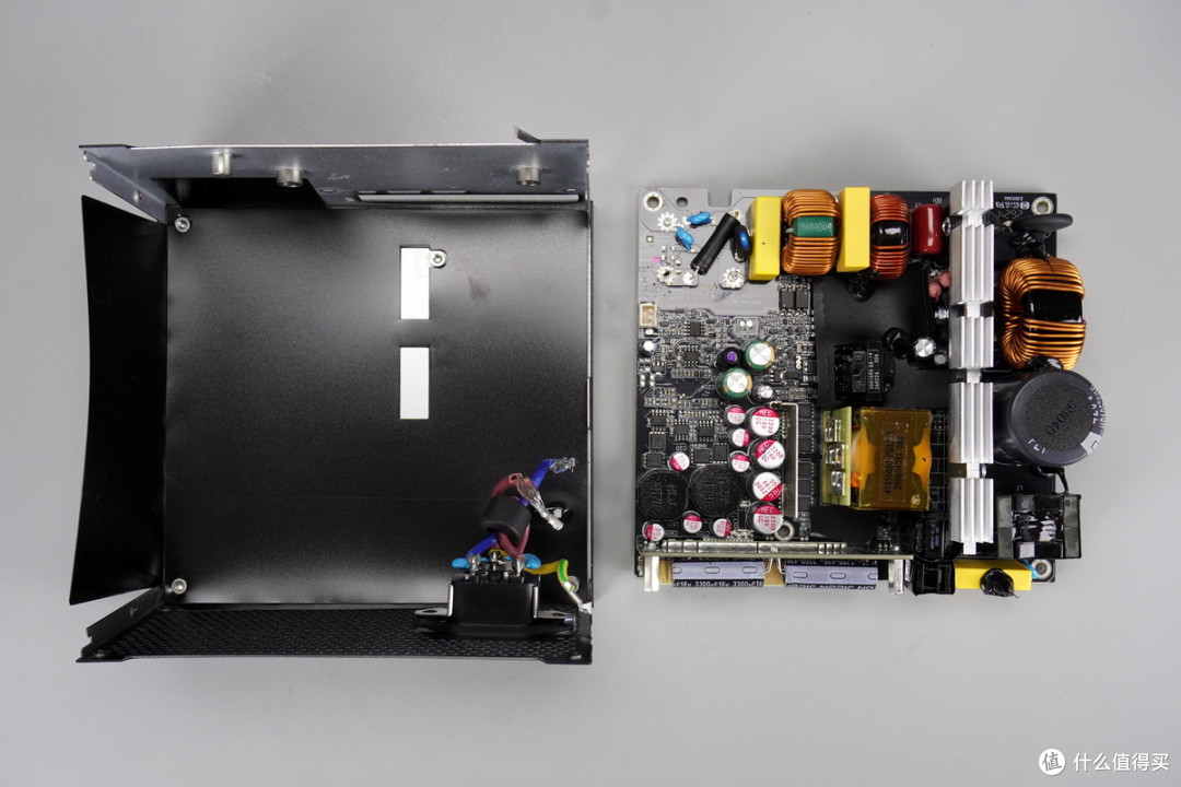 双PCIe5.1接口配置,曜越科技1200W金牌全模组碳化硅电脑电源拆解