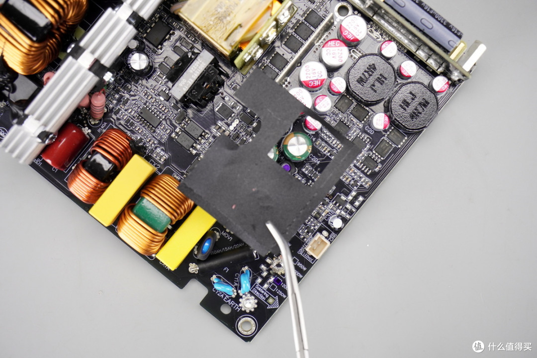 双PCIe5.1接口配置,曜越科技1200W金牌全模组碳化硅电脑电源拆解
