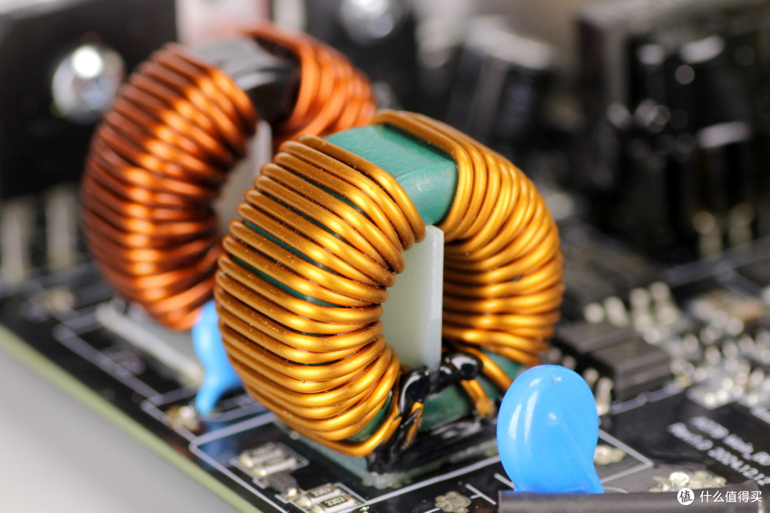 双PCIe5.1接口配置,曜越科技1200W金牌全模组碳化硅电脑电源拆解