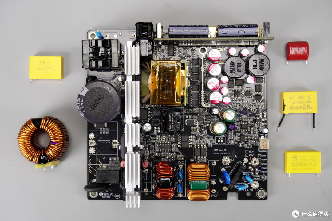 双PCIe5.1接口配置,曜越科技1200W金牌全模组碳化硅电脑电源拆解