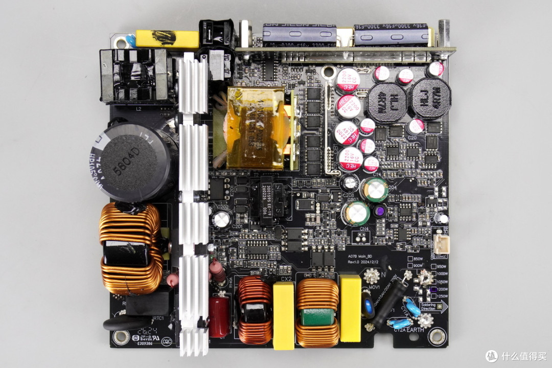 双PCIe5.1接口配置,曜越科技1200W金牌全模组碳化硅电脑电源拆解