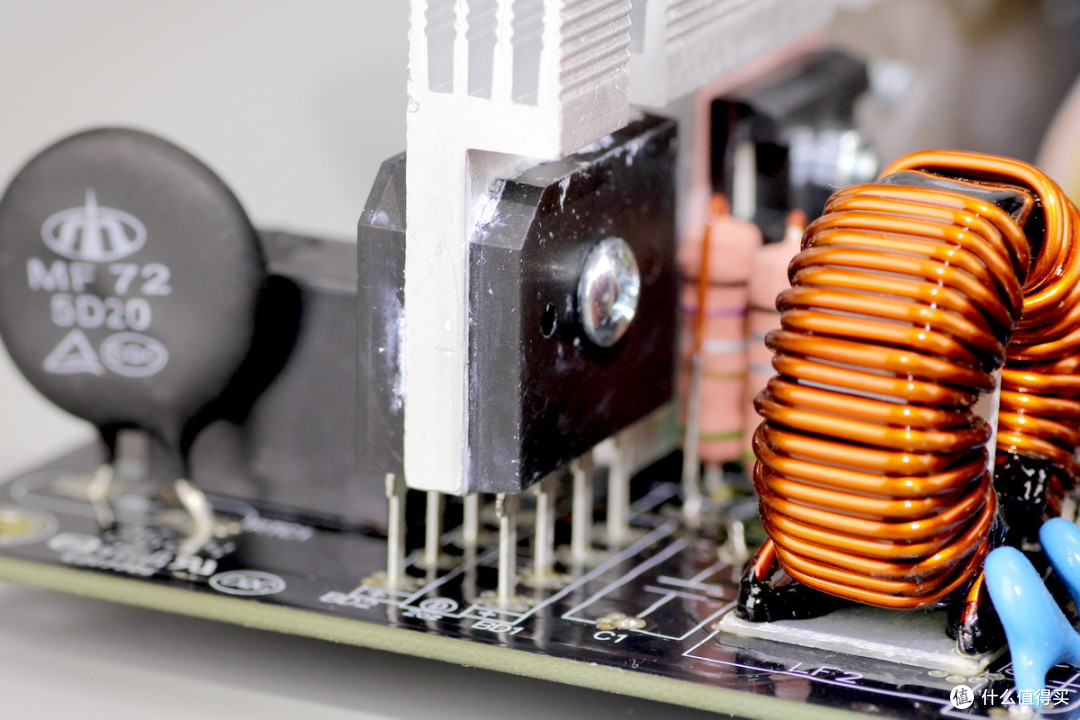 双PCIe5.1接口配置,曜越科技1200W金牌全模组碳化硅电脑电源拆解