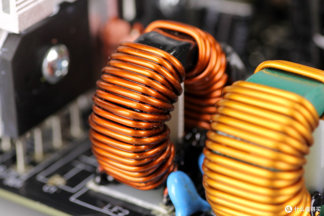双PCIe5.1接口配置,曜越科技1200W金牌全模组碳化硅电脑电源拆解