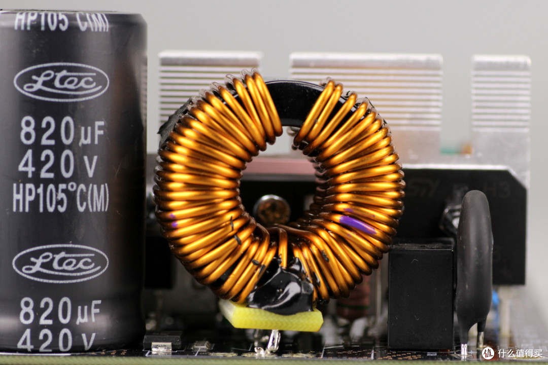 双PCIe5.1接口配置,曜越科技1200W金牌全模组碳化硅电脑电源拆解