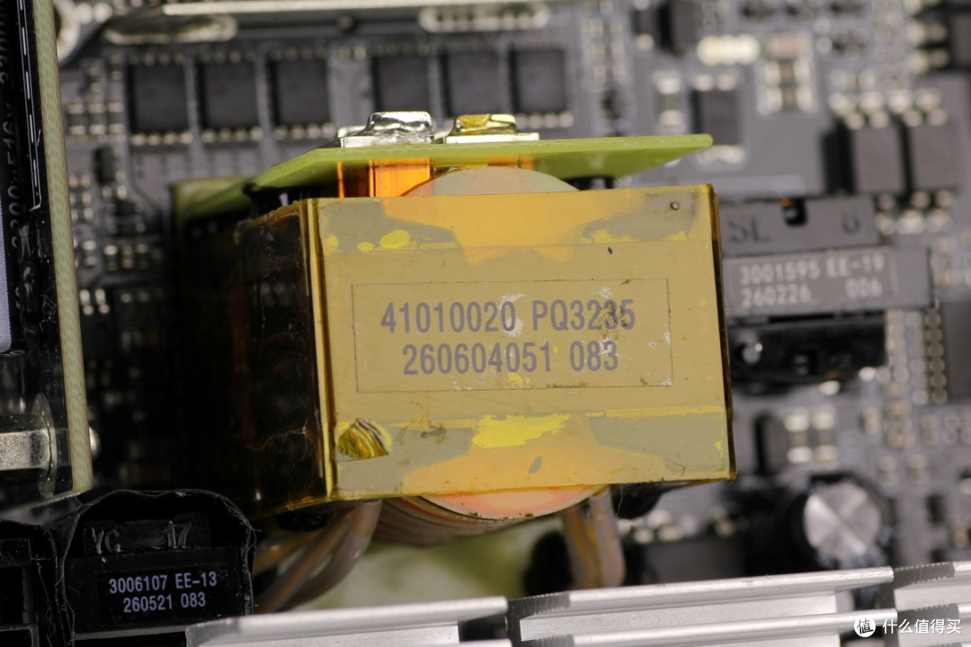 双PCIe5.1接口配置,曜越科技1200W金牌全模组碳化硅电脑电源拆解