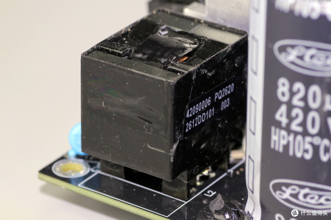 双PCIe5.1接口配置,曜越科技1200W金牌全模组碳化硅电脑电源拆解