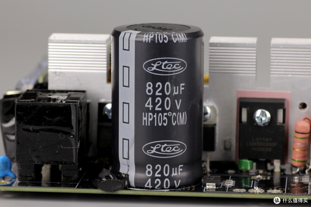 双PCIe5.1接口配置,曜越科技1200W金牌全模组碳化硅电脑电源拆解