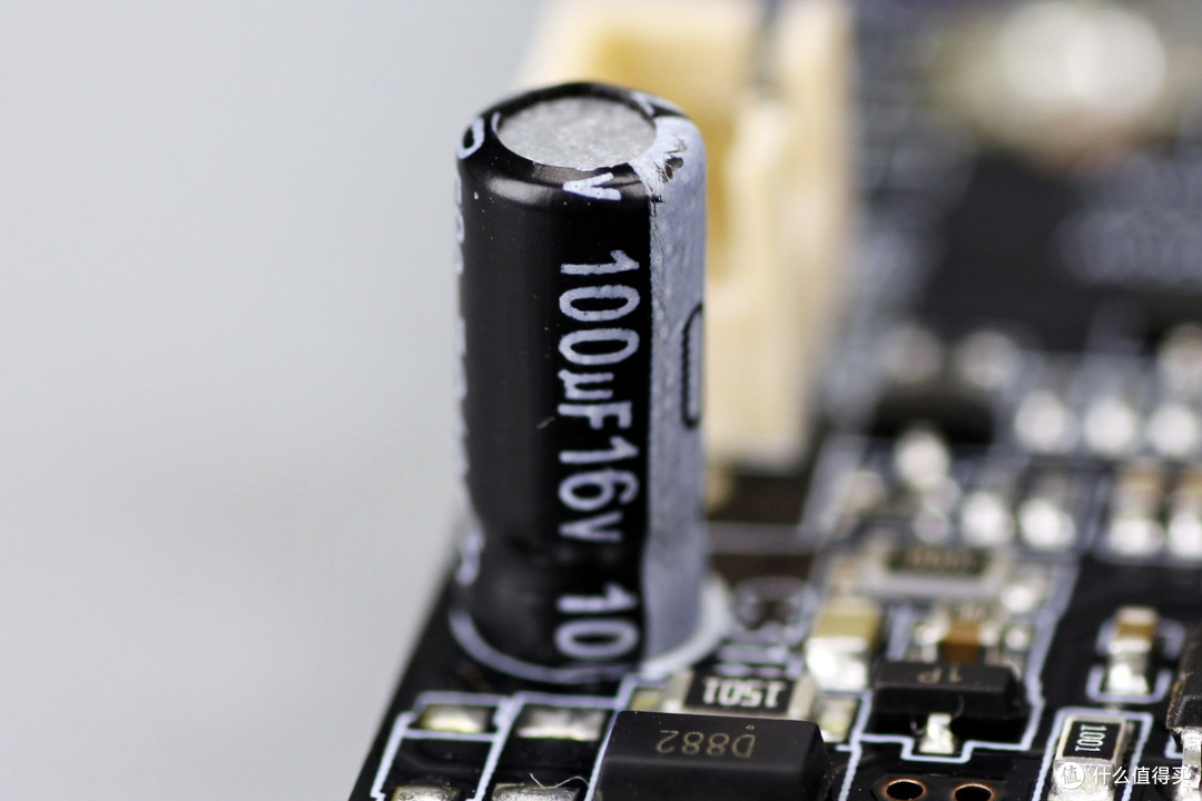 双PCIe5.1接口配置,曜越科技1200W金牌全模组碳化硅电脑电源拆解