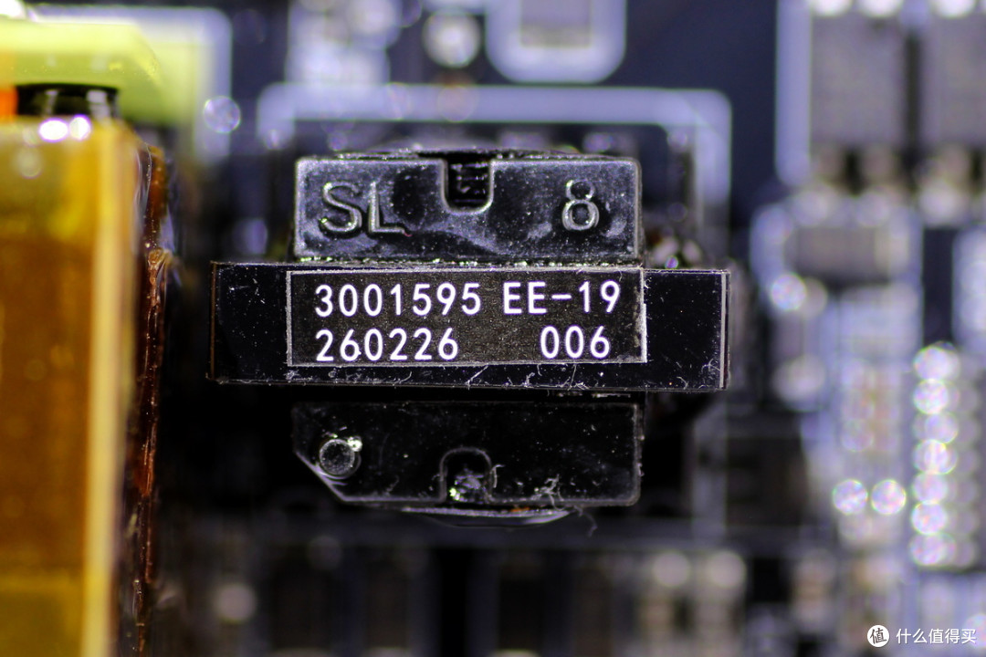 双PCIe5.1接口配置,曜越科技1200W金牌全模组碳化硅电脑电源拆解