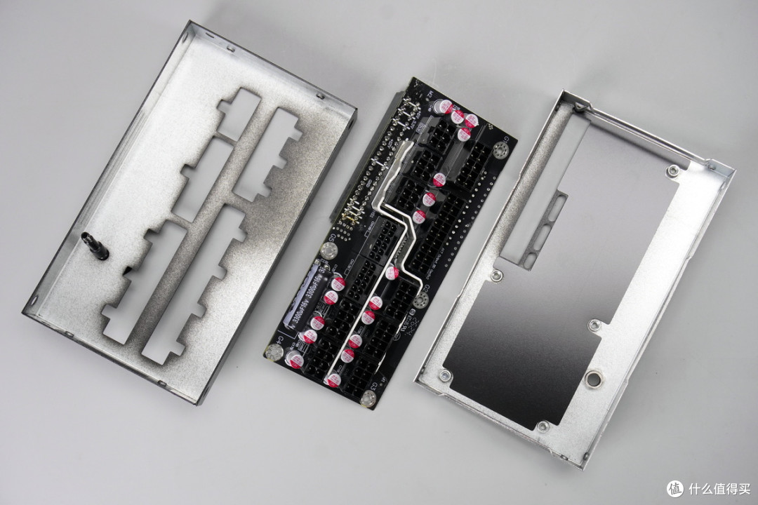 双PCIe5.1接口配置,曜越科技1200W金牌全模组碳化硅电脑电源拆解
