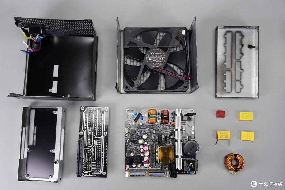 双PCIe5.1接口配置,曜越科技1200W金牌全模组碳化硅电脑电源拆解