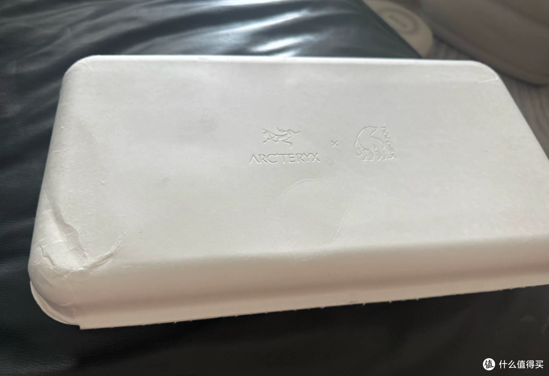 始祖鸟又有狠货流入二手鱼,和大白熊联名餐具卖398,用着真有面