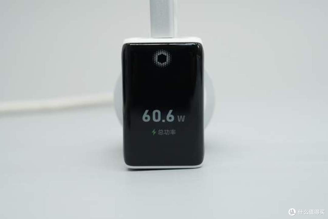 能看功率还能认机型测线材！海赛力70W智显氮化镓充电器拆解