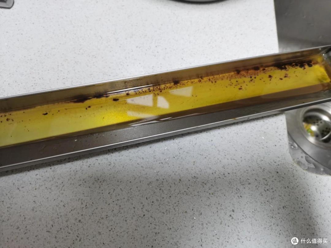 油烟机滤网油垢厚到滴油，三块钱烧碱泡一小时就干净了